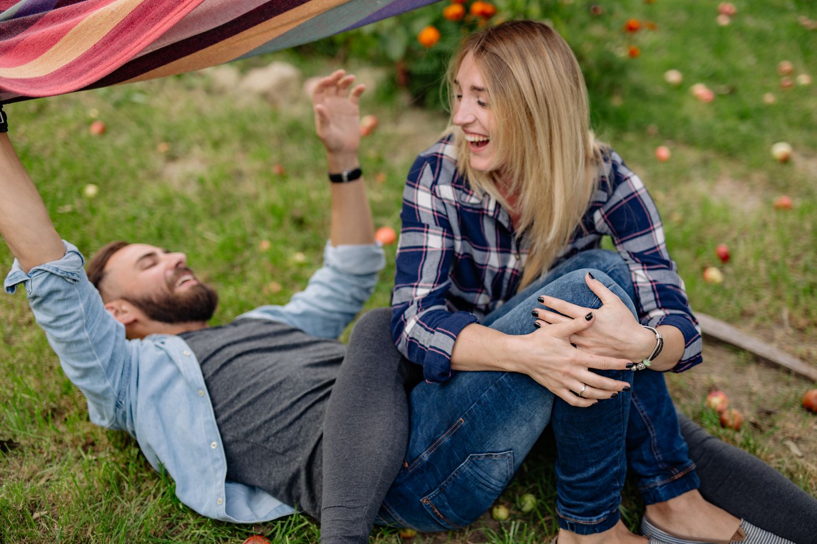 Couple reconnecting with a short message after a busy day