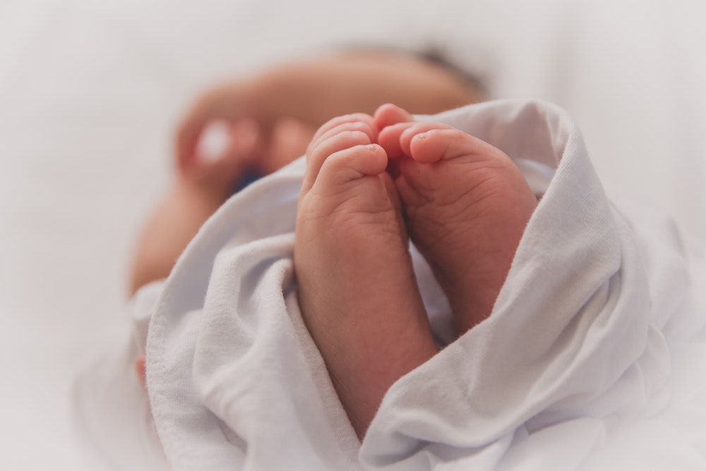 Qué escribir en un regalo digital para padres primerizos: mensajes emotivos que honran el amor, el cansancio y un nuevo comienzo