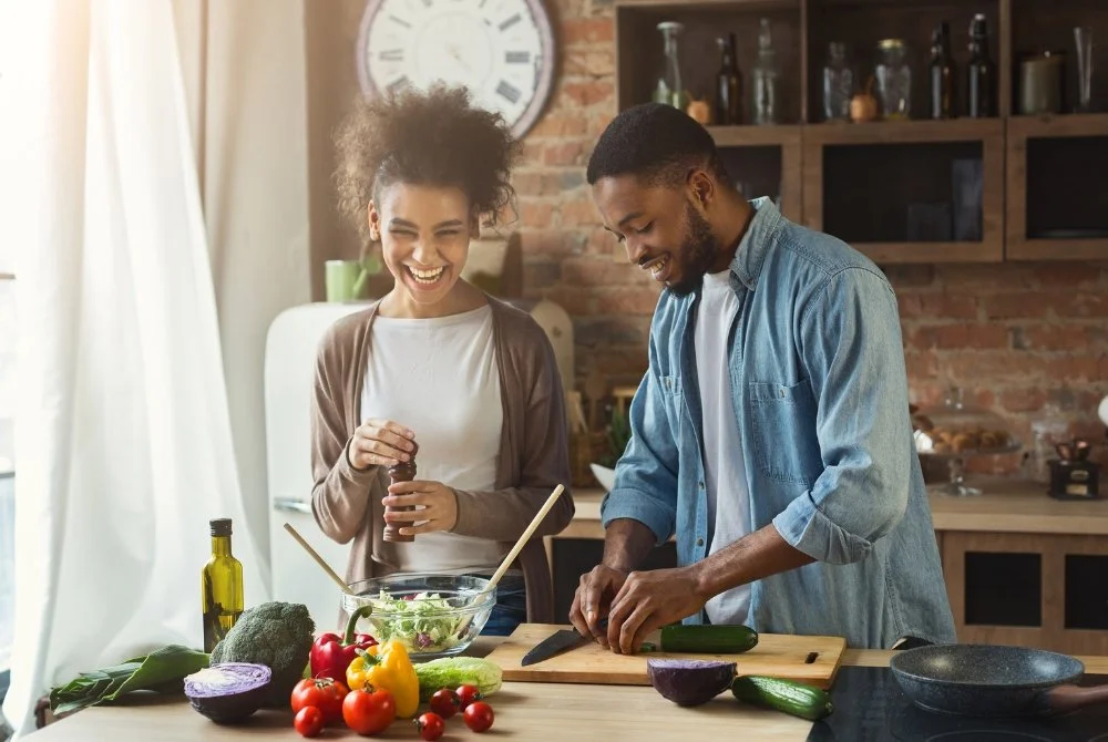 Einfache Möglichkeiten, Liebe durch alltägliche Handlungen für deinen Partner zu zeigen